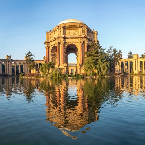 A photo of the Palace of Fine Arts rotunda and colonnade behind its lagoon